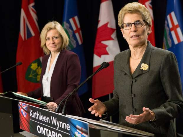 Kathleen Wynne praises Rachel Notley for the NDP government's climate change plan in a January joint news conference in Toronto. Chris Young/Canadian Press.